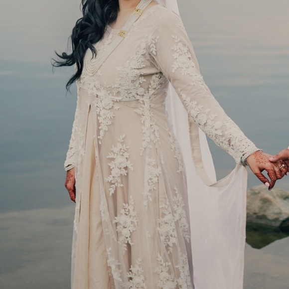 Romantic White & Ivory Satin and Lace Gown Bridal Wedding Dress Partywear - Picture 8 of 8